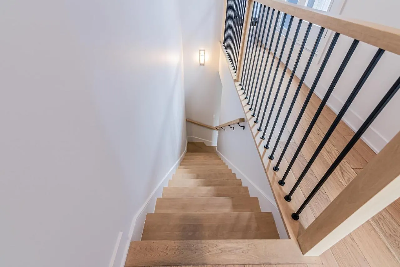 Elegant & Perfectly Located By Atwater Market By Den Stays Montreal 0*,  Canada